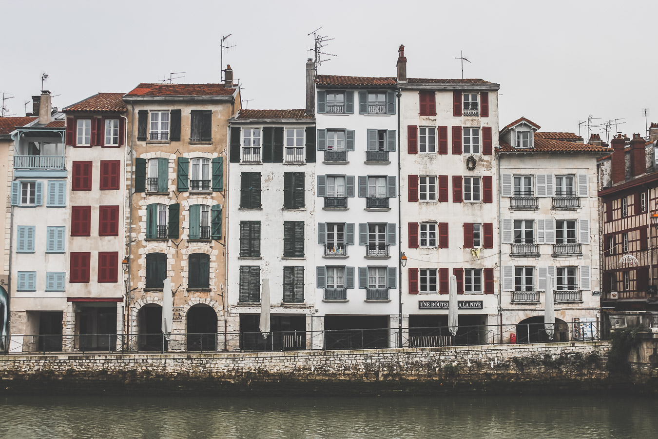 le pays basque et ses maisons typiques rouges et vertes