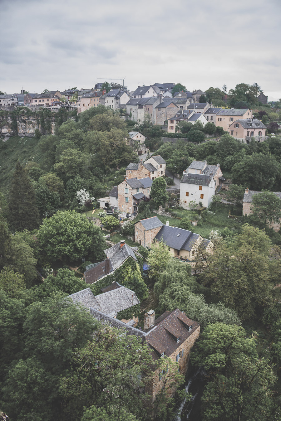 Le village de Bozouls, en Aveyron, Occitanie.
