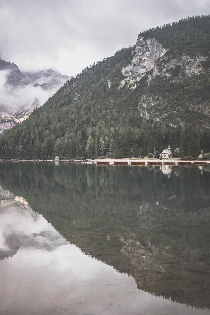 Le Lago di Braies (Pragser Wildsee), dans les Dolomites, en Italie