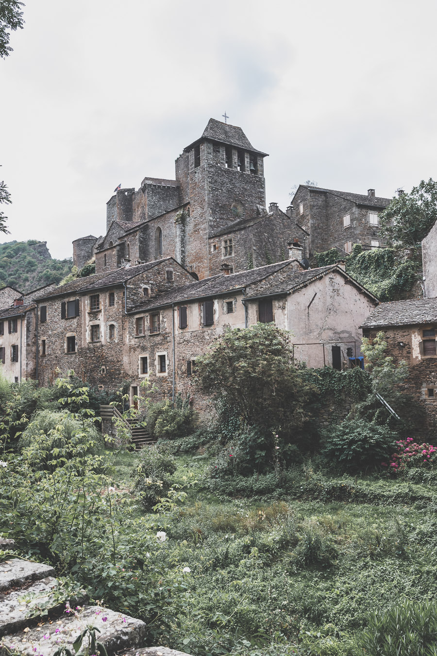 Brousse-le-Château, classé plus beau village de France, est un village aveyronnais situé en Occitanie.