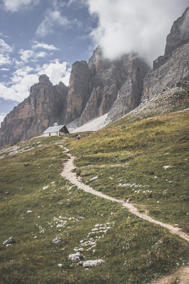 Les Tre Cime di Lavaredo, une randonnée grandiose dans un site incontournable des Dolomites, Italie.
