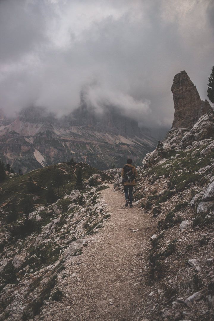 La randonnée des Cinque Torri, un incontournable des Dolomites, Italie.