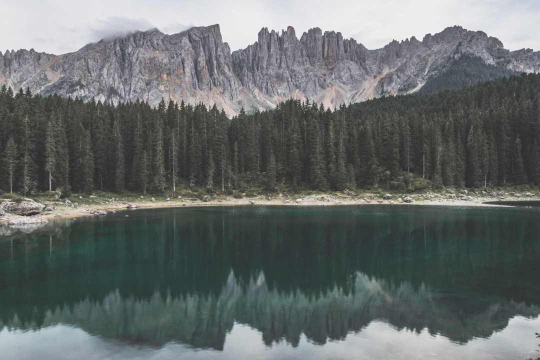 Le lago di Carezza (Karersee), un incontournable des Dolomites, en Italie.
