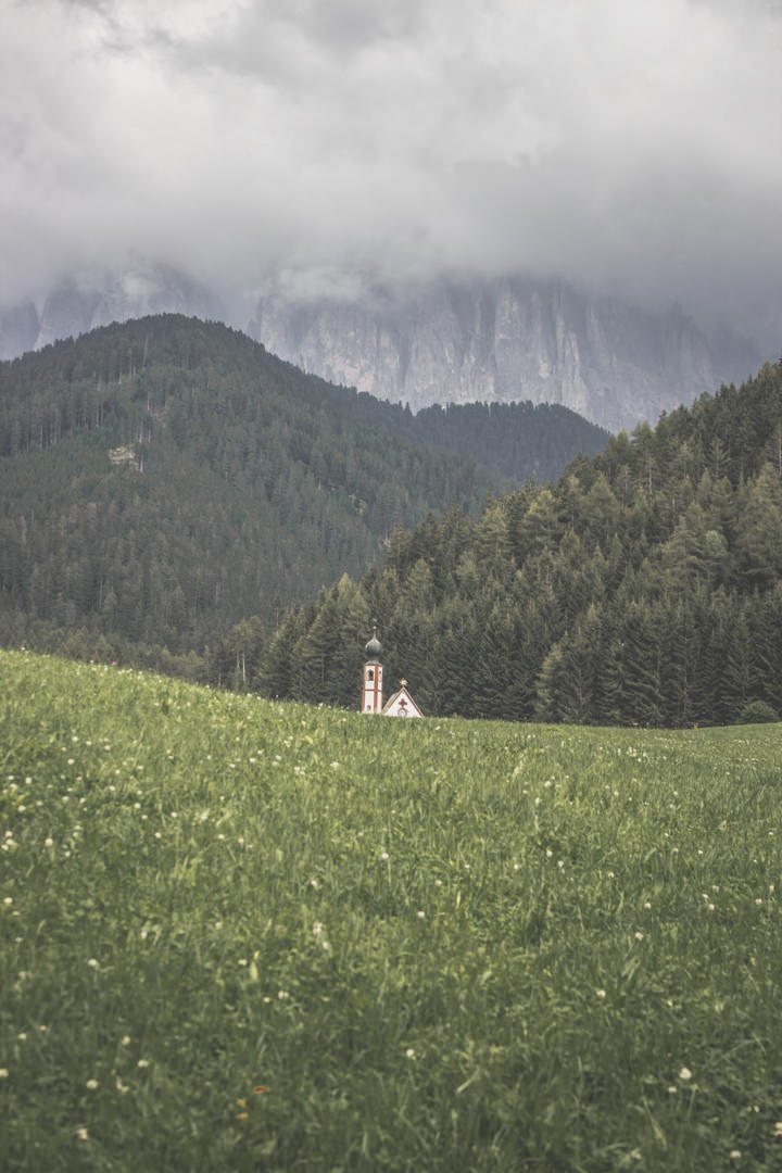 L'église Santa Maddalena, dans le Val di Funes, dans les Dolomites, en Italie