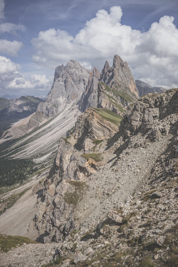 Seceda, les pics des montagnes depuis Ortisei, au coeur des Dolomites, en Italie.