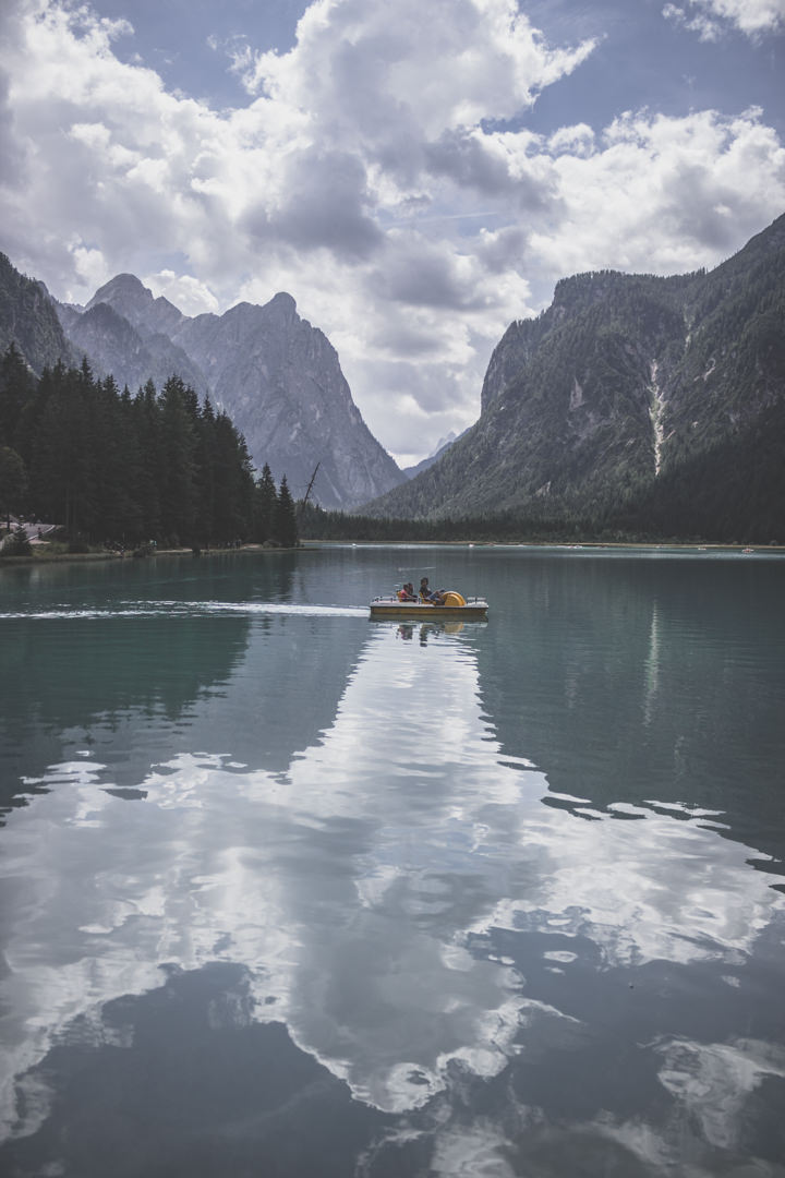 Le lago di Dobbiaco (Toblacher See) est un incontournable des Dolomites, en Italie.