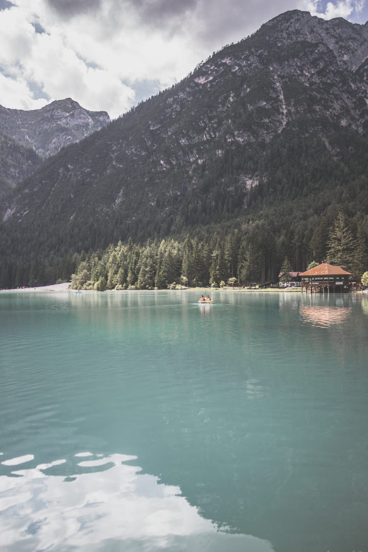 Le lago di Dobbiaco (Toblacher See) est un incontournable des Dolomites, en Italie.
