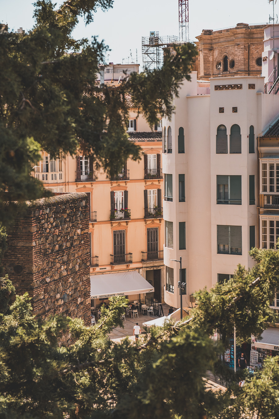 Vous souhaitez visiter Malaga en 1 jour à pied ? Plongez dans l'atmosphère vibrante de cette ville incontournable d'Andalousie. Explorez ses monuments historiques, ses plages ensoleillées et ses paysages pittoresques. Idéal pour votre Europe bucket list, ce guide vous dévoile les meilleures étapes pour un road trip en Espagne. Préparez-vous à être émerveillé par la beauté de Malaga. Cliquez maintenant pour commencer votre aventure et ajouter une nouvelle destination à votre voyage européen !