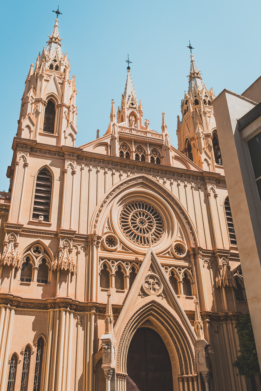 Vous souhaitez visiter Malaga en 1 jour à pied ? Plongez dans l'atmosphère vibrante de cette ville incontournable d'Andalousie. Explorez ses monuments historiques, ses plages ensoleillées et ses paysages pittoresques. Idéal pour votre Europe bucket list, ce guide vous dévoile les meilleures étapes pour un road trip en Espagne. Préparez-vous à être émerveillé par la beauté de Malaga. Cliquez maintenant pour commencer votre aventure et ajouter une nouvelle destination à votre voyage européen !