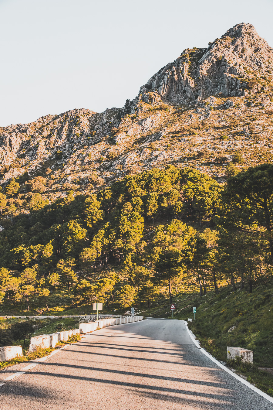 Visitez l'Andalousie en 5 jours en van ! 🌞🚐 Un road trip unique à travers les paysages époustouflants et les charmants villages blancs de cette région d’Espagne. Partez à l’aventure et explorez des destinations incroyables, idéales pour un voyage en couple ou en famille. Cliquez pour des conseils pratiques, des itinéraires détaillés et les meilleures astuces pour réussir votre voyage en van. Préparez-vous à vivre une expérience mémorable en Andalousie ! #VoyageEnVan #RoadTrip #Andalousie #VacancesEnEspagne #NatureEnEspagne