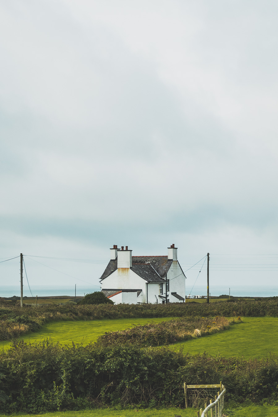 Découvrez le road trip en van ultime à travers la Grande-Bretagne ! Parcourez les paysages époustouflants du Pays de Galles, explorez ses monuments historiques et vivez l'aventure Vanlife. Parfait pour les voyageurs, couples, familles et amis en quête de liberté et de découverte. En route pour un voyage inoubliable à travers l'Europe ! Cliquez pour découvrir nos itinéraires, astuces et conseils pour un road trip parfait au Royaume-Uni. Ne manquez pas cette occasion de créer des souvenirs incroyables !