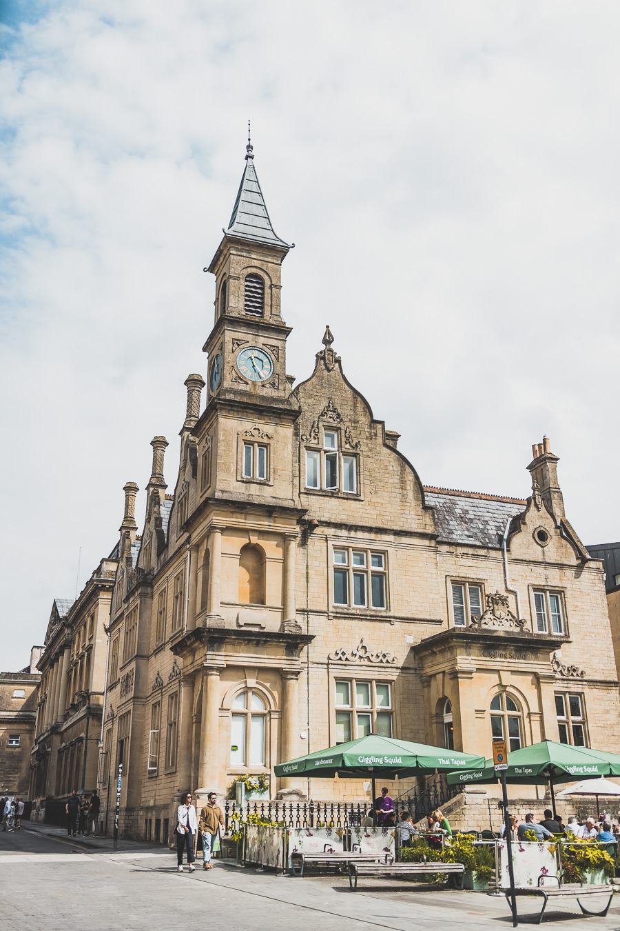 🔎 Découvrez Bath, joyau du Sud de l'Angleterre! 🏛️ Plongez dans l'élégance géorgienne en visitant Bath, avec ses thermes romains, l'Abbaye majestueuse et le célèbre Royal Crescent. 🌟 Que vous soyez en road trip en van, en escapade romantique ou en vacances en famille, laissez-vous charmer par cette ville historique. 📸 Cliquez pour explorer les trésors cachés de Bath et vivre un voyage inoubliable au Royaume-Uni! 🇬🇧 #VisiterBath #VoyageAngleterre #Vanlife #CityTripEurope