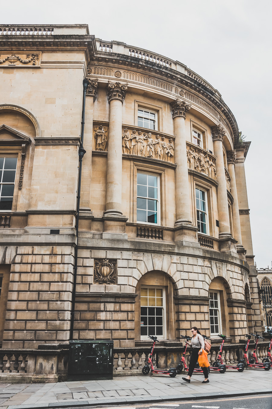 🔎 Découvrez Bath, joyau du Sud de l'Angleterre! 🏛️ Plongez dans l'élégance géorgienne en visitant Bath, avec ses thermes romains, l'Abbaye majestueuse et le célèbre Royal Crescent. 🌟 Que vous soyez en road trip en van, en escapade romantique ou en vacances en famille, laissez-vous charmer par cette ville historique. 📸 Cliquez pour explorer les trésors cachés de Bath et vivre un voyage inoubliable au Royaume-Uni! 🇬🇧 #VisiterBath #VoyageAngleterre #Vanlife #CityTripEurope