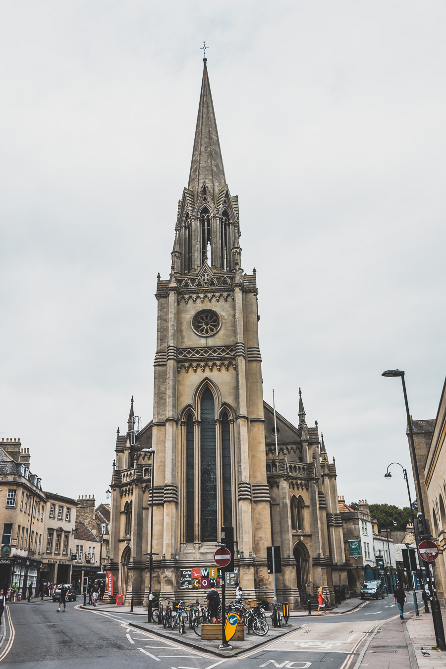 🔎 Découvrez Bath, joyau du Sud de l'Angleterre! 🏛️ Plongez dans l'élégance géorgienne en visitant Bath, avec ses thermes romains, l'Abbaye majestueuse et le célèbre Royal Crescent. 🌟 Que vous soyez en road trip en van, en escapade romantique ou en vacances en famille, laissez-vous charmer par cette ville historique. 📸 Cliquez pour explorer les trésors cachés de Bath et vivre un voyage inoubliable au Royaume-Uni! 🇬🇧 #VisiterBath #VoyageAngleterre #Vanlife #CityTripEurope