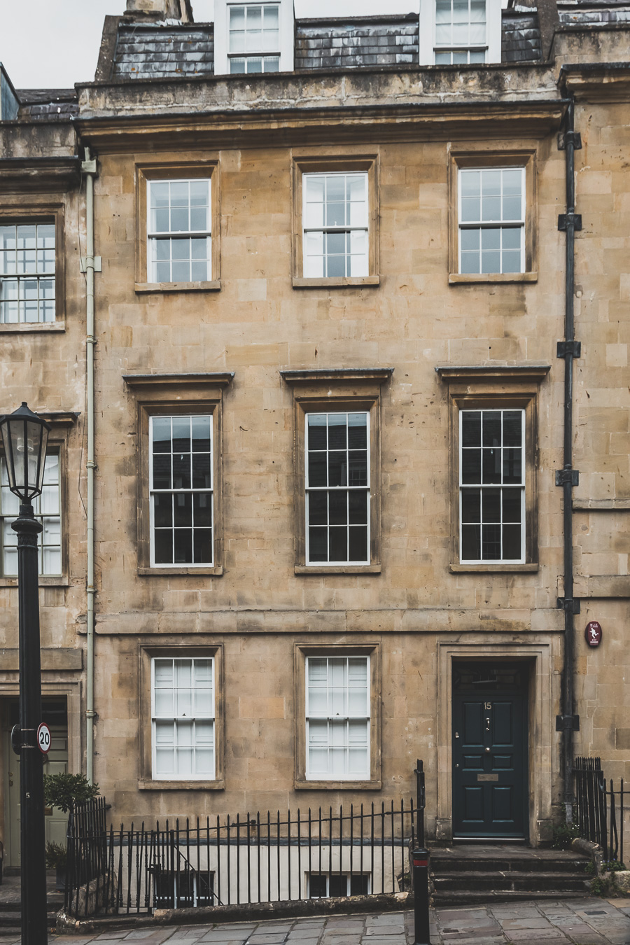 🔎 Découvrez Bath, joyau du Sud de l'Angleterre! 🏛️ Plongez dans l'élégance géorgienne en visitant Bath, avec ses thermes romains, l'Abbaye majestueuse et le célèbre Royal Crescent. 🌟 Que vous soyez en road trip en van, en escapade romantique ou en vacances en famille, laissez-vous charmer par cette ville historique. 📸 Cliquez pour explorer les trésors cachés de Bath et vivre un voyage inoubliable au Royaume-Uni! 🇬🇧 #VisiterBath #VoyageAngleterre #Vanlife #CityTripEurope