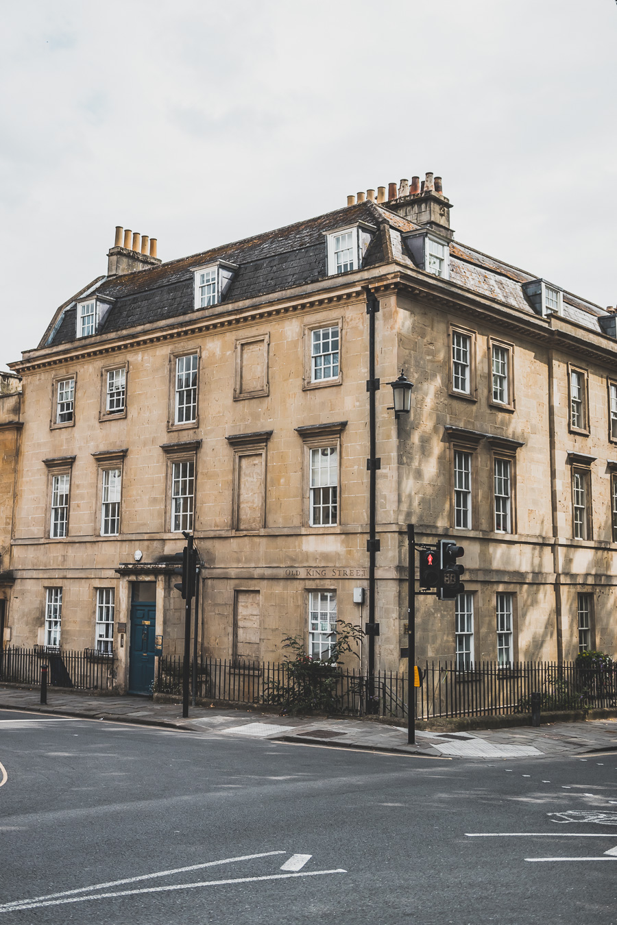 🔎 Découvrez Bath, joyau du Sud de l'Angleterre! 🏛️ Plongez dans l'élégance géorgienne en visitant Bath, avec ses thermes romains, l'Abbaye majestueuse et le célèbre Royal Crescent. 🌟 Que vous soyez en road trip en van, en escapade romantique ou en vacances en famille, laissez-vous charmer par cette ville historique. 📸 Cliquez pour explorer les trésors cachés de Bath et vivre un voyage inoubliable au Royaume-Uni! 🇬🇧 #VisiterBath #VoyageAngleterre #Vanlife #CityTripEurope