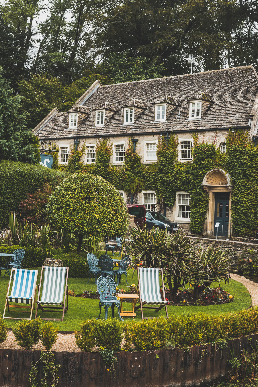 Découvrez les trésors cachés des Cotswolds au Royaume-Uni ! Plongez dans un paysage enchanteur, explorez des villages pittoresques et imprégnez-vous de l'histoire britannique. Parfait pour les road trips en van, les vacances en famille ou entre amis. Préparez-vous à être émerveillés par l'Angleterre rurale. Cliquez pour planifier votre escapade idéale dans le sud de l'Angleterre !