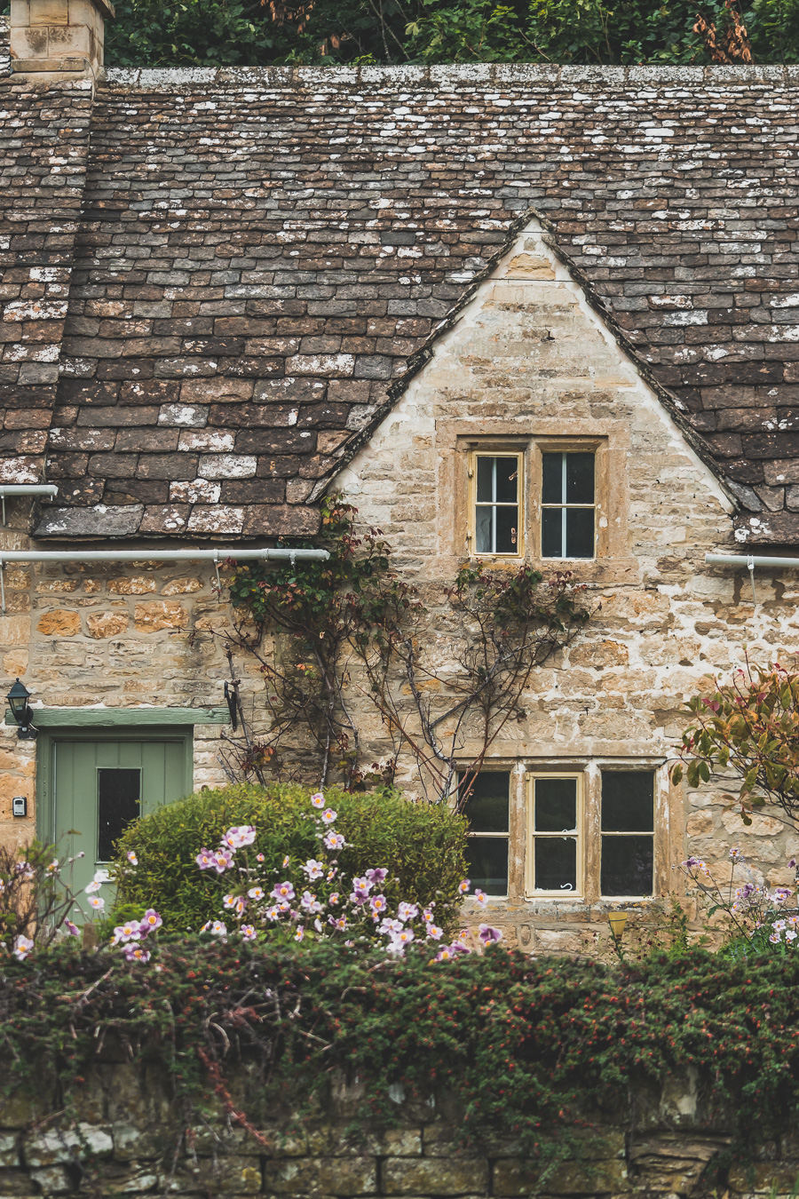 Découvrez les trésors cachés des Cotswolds au Royaume-Uni ! Plongez dans un paysage enchanteur, explorez des villages pittoresques et imprégnez-vous de l'histoire britannique. Parfait pour les road trips en van, les vacances en famille ou entre amis. Préparez-vous à être émerveillés par l'Angleterre rurale. Cliquez pour planifier votre escapade idéale dans le sud de l'Angleterre !