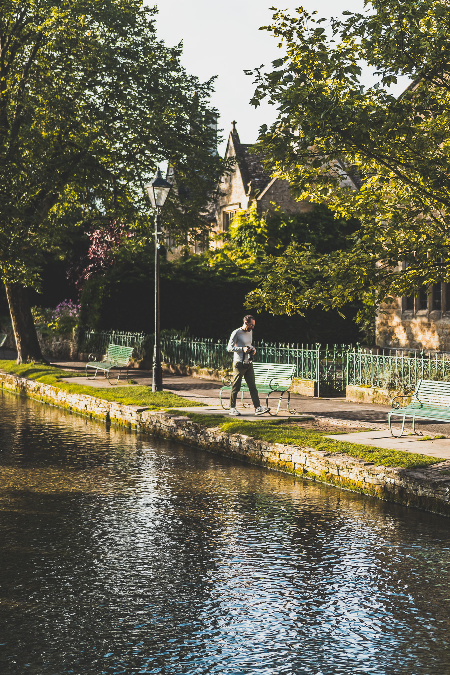 Découvrez les trésors cachés des Cotswolds au Royaume-Uni ! Plongez dans un paysage enchanteur, explorez des villages pittoresques et imprégnez-vous de l'histoire britannique. Parfait pour les road trips en van, les vacances en famille ou entre amis. Préparez-vous à être émerveillés par l'Angleterre rurale. Cliquez pour planifier votre escapade idéale dans le sud de l'Angleterre !