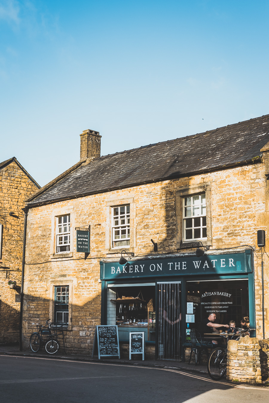 Découvrez les trésors cachés des Cotswolds au Royaume-Uni ! Plongez dans un paysage enchanteur, explorez des villages pittoresques et imprégnez-vous de l'histoire britannique. Parfait pour les road trips en van, les vacances en famille ou entre amis. Préparez-vous à être émerveillés par l'Angleterre rurale. Cliquez pour planifier votre escapade idéale dans le sud de l'Angleterre !