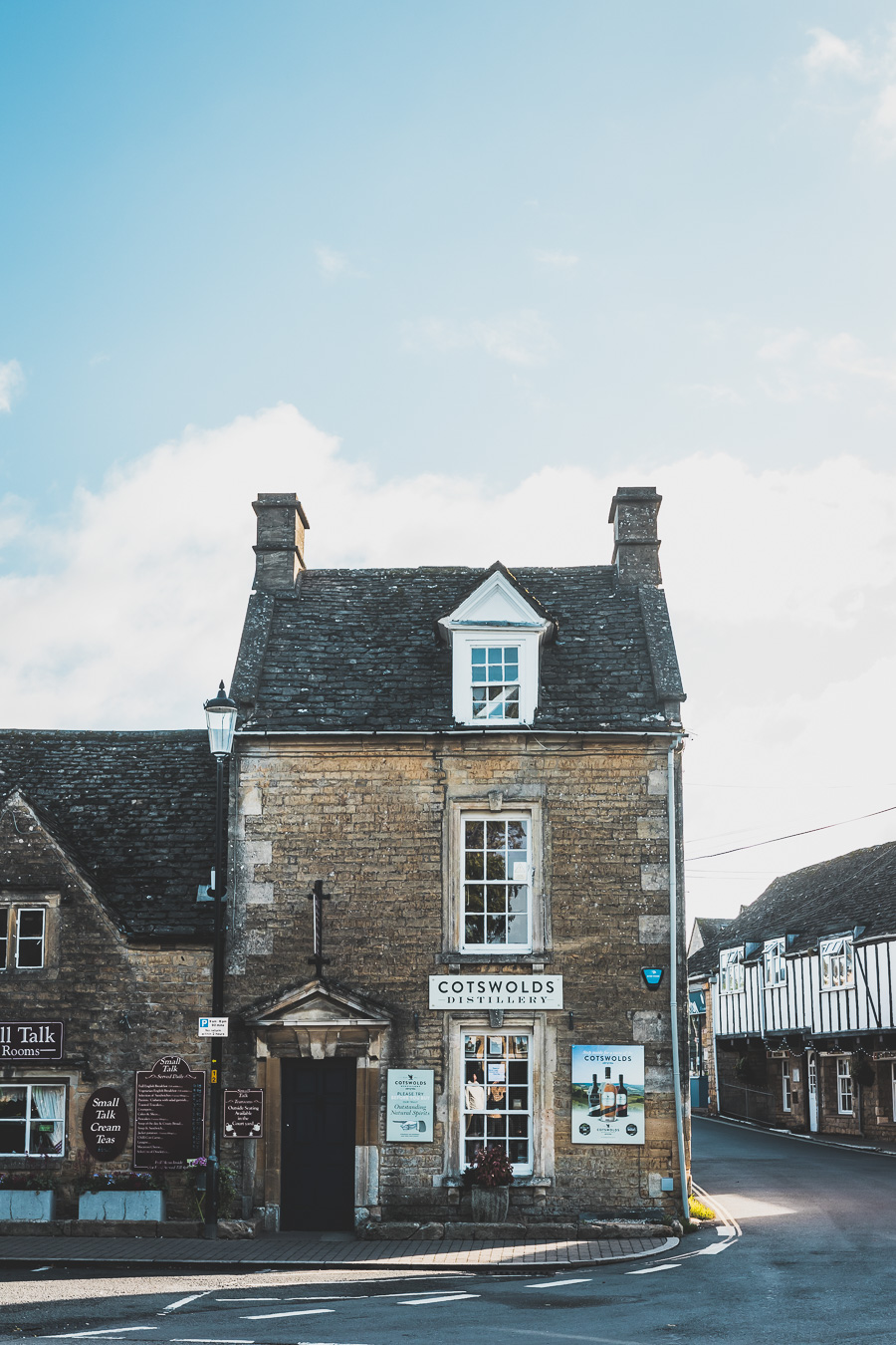 Découvrez les trésors cachés des Cotswolds au Royaume-Uni ! Plongez dans un paysage enchanteur, explorez des villages pittoresques et imprégnez-vous de l'histoire britannique. Parfait pour les road trips en van, les vacances en famille ou entre amis. Préparez-vous à être émerveillés par l'Angleterre rurale. Cliquez pour planifier votre escapade idéale dans le sud de l'Angleterre !