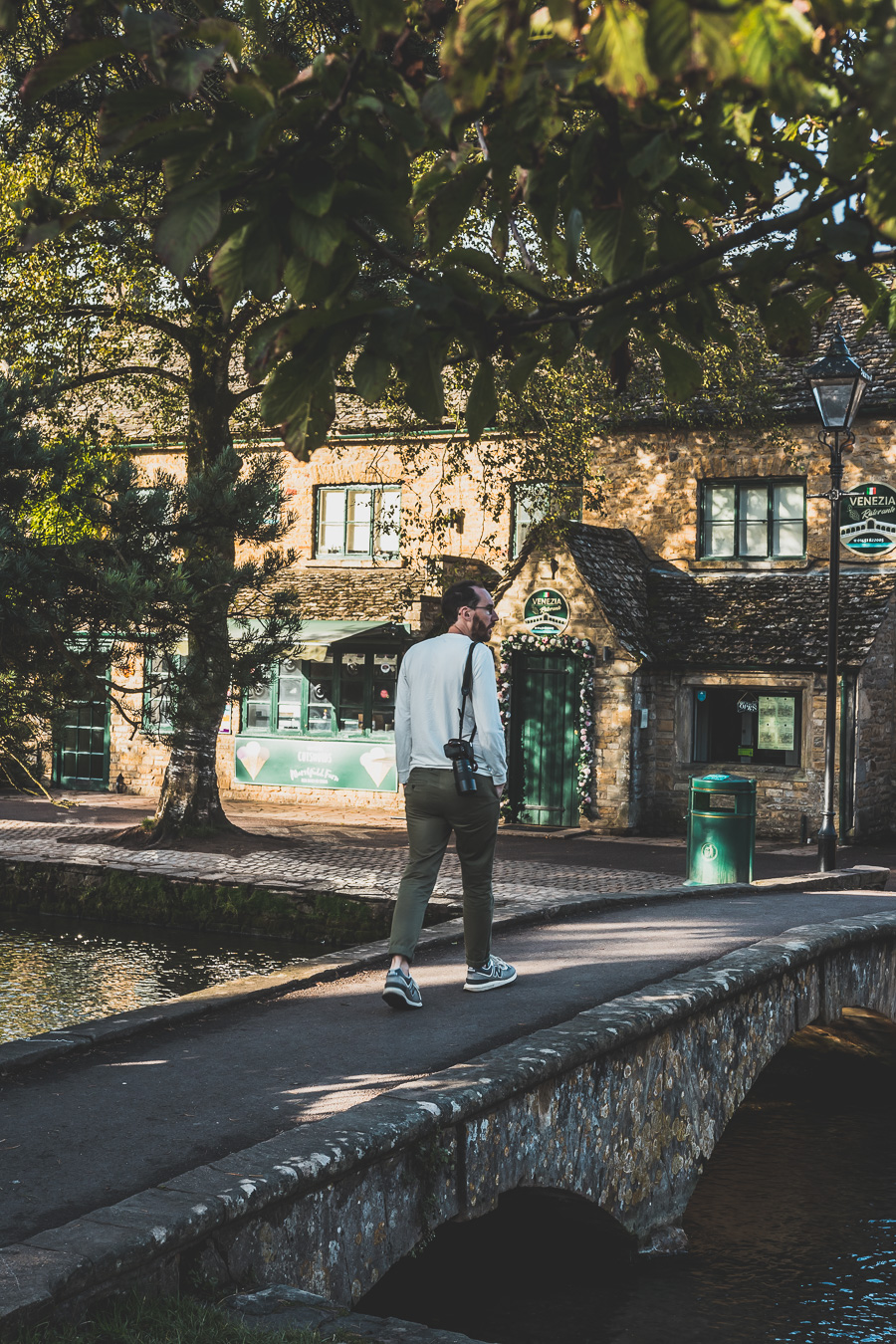 Découvrez les trésors cachés des Cotswolds au Royaume-Uni ! Plongez dans un paysage enchanteur, explorez des villages pittoresques et imprégnez-vous de l'histoire britannique. Parfait pour les road trips en van, les vacances en famille ou entre amis. Préparez-vous à être émerveillés par l'Angleterre rurale. Cliquez pour planifier votre escapade idéale dans le sud de l'Angleterre !