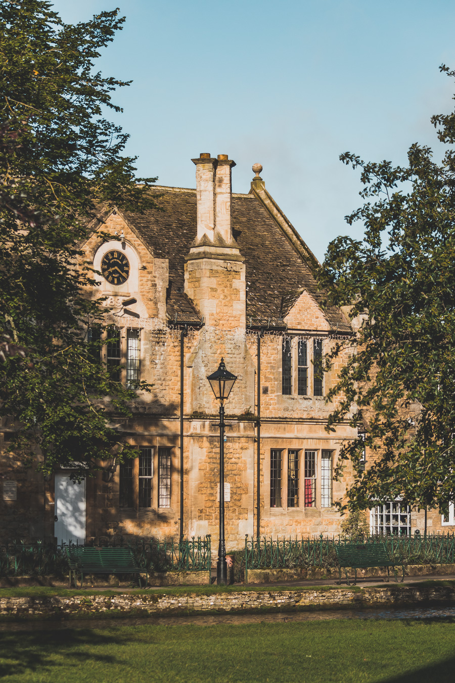 Découvrez les trésors cachés des Cotswolds au Royaume-Uni ! Plongez dans un paysage enchanteur, explorez des villages pittoresques et imprégnez-vous de l'histoire britannique. Parfait pour les road trips en van, les vacances en famille ou entre amis. Préparez-vous à être émerveillés par l'Angleterre rurale. Cliquez pour planifier votre escapade idéale dans le sud de l'Angleterre !