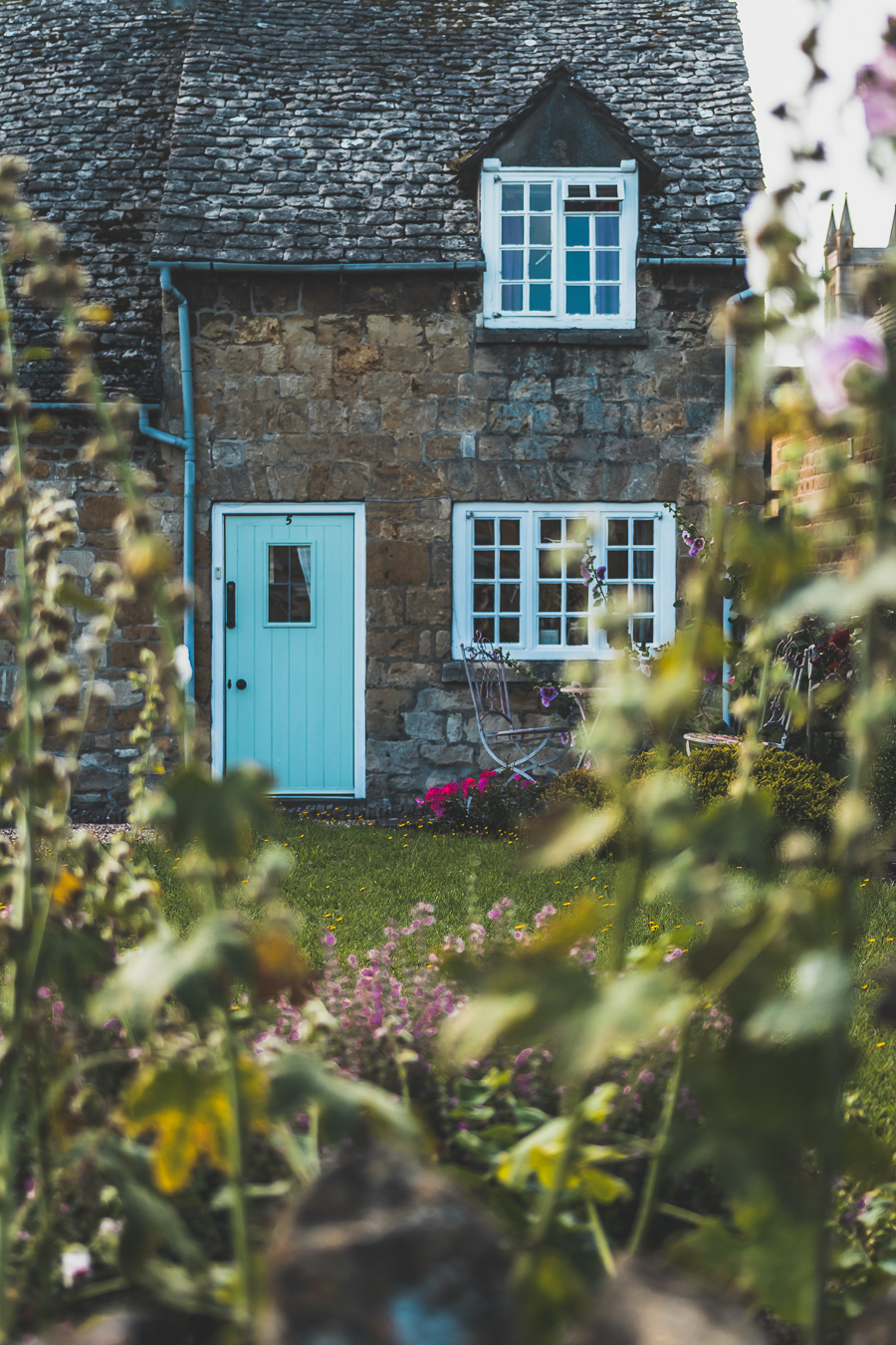 Découvrez les trésors cachés des Cotswolds au Royaume-Uni ! Plongez dans un paysage enchanteur, explorez des villages pittoresques et imprégnez-vous de l'histoire britannique. Parfait pour les road trips en van, les vacances en famille ou entre amis. Préparez-vous à être émerveillés par l'Angleterre rurale. Cliquez pour planifier votre escapade idéale dans le sud de l'Angleterre !