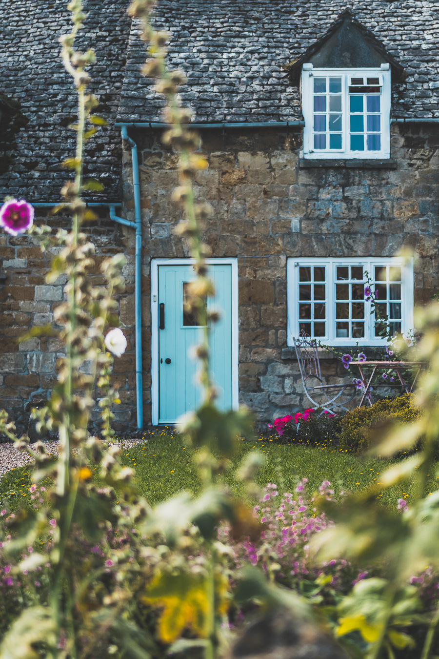 Découvrez les trésors cachés des Cotswolds au Royaume-Uni ! Plongez dans un paysage enchanteur, explorez des villages pittoresques et imprégnez-vous de l'histoire britannique. Parfait pour les road trips en van, les vacances en famille ou entre amis. Préparez-vous à être émerveillés par l'Angleterre rurale. Cliquez pour planifier votre escapade idéale dans le sud de l'Angleterre !