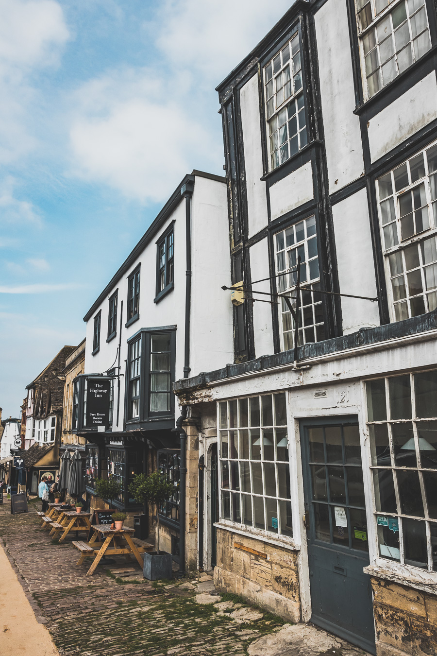 Découvrez les trésors cachés des Cotswolds au Royaume-Uni ! Plongez dans un paysage enchanteur, explorez des villages pittoresques et imprégnez-vous de l'histoire britannique. Parfait pour les road trips en van, les vacances en famille ou entre amis. Préparez-vous à être émerveillés par l'Angleterre rurale. Cliquez pour planifier votre escapade idéale dans le sud de l'Angleterre !