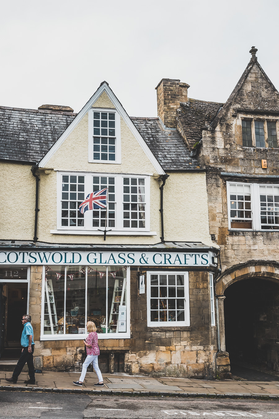 Découvrez les trésors cachés des Cotswolds au Royaume-Uni ! Plongez dans un paysage enchanteur, explorez des villages pittoresques et imprégnez-vous de l'histoire britannique. Parfait pour les road trips en van, les vacances en famille ou entre amis. Préparez-vous à être émerveillés par l'Angleterre rurale. Cliquez pour planifier votre escapade idéale dans le sud de l'Angleterre !