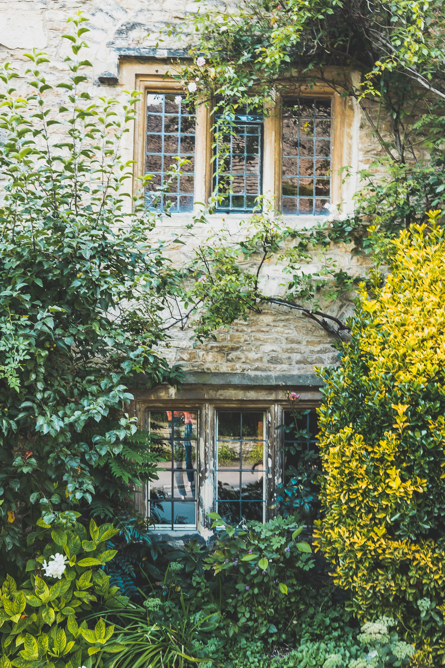 Découvrez les trésors cachés des Cotswolds au Royaume-Uni ! Plongez dans un paysage enchanteur, explorez des villages pittoresques et imprégnez-vous de l'histoire britannique. Parfait pour les road trips en van, les vacances en famille ou entre amis. Préparez-vous à être émerveillés par l'Angleterre rurale. Cliquez pour planifier votre escapade idéale dans le sud de l'Angleterre !