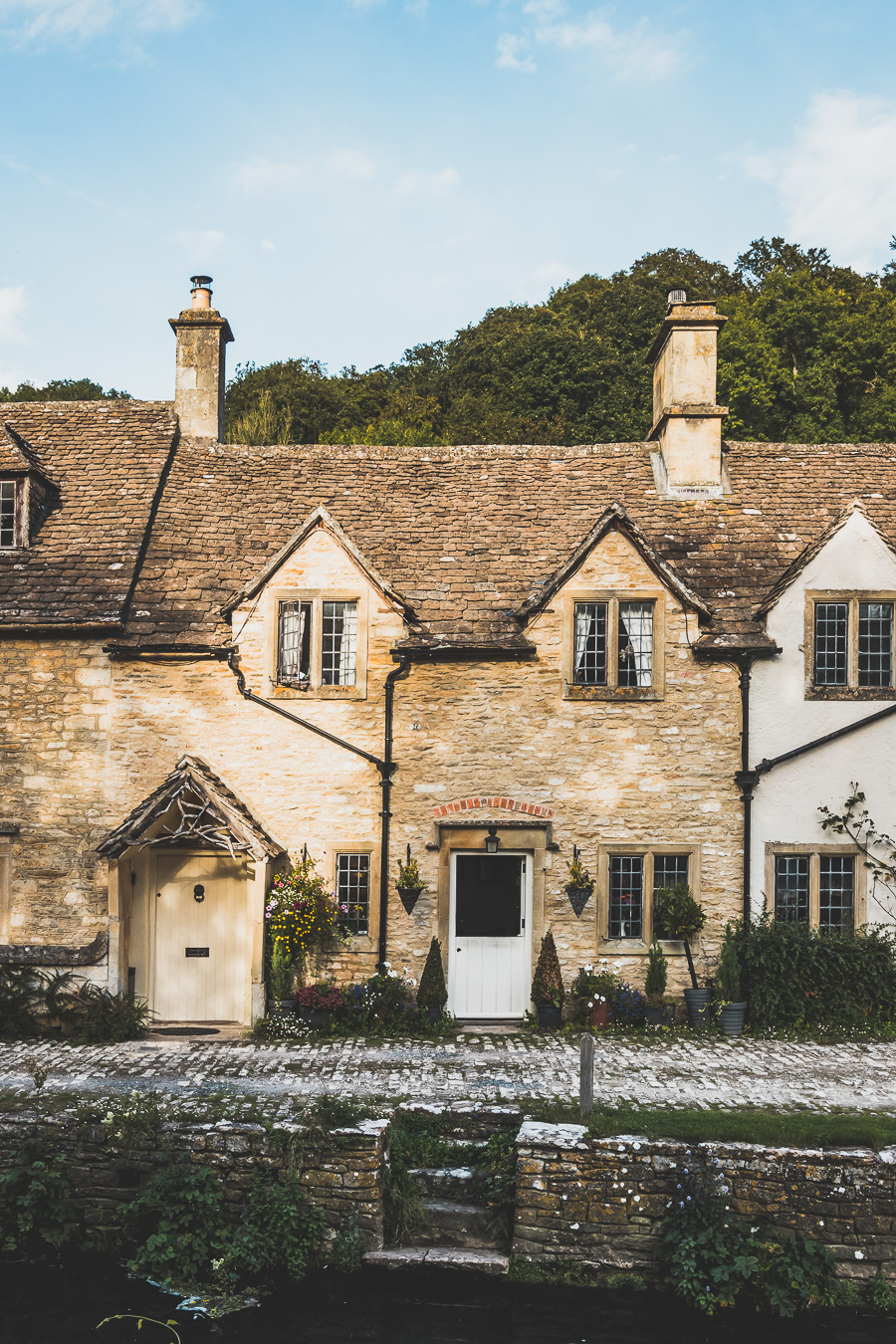 Découvrez les trésors cachés des Cotswolds au Royaume-Uni ! Plongez dans un paysage enchanteur, explorez des villages pittoresques et imprégnez-vous de l'histoire britannique. Parfait pour les road trips en van, les vacances en famille ou entre amis. Préparez-vous à être émerveillés par l'Angleterre rurale. Cliquez pour planifier votre escapade idéale dans le sud de l'Angleterre !