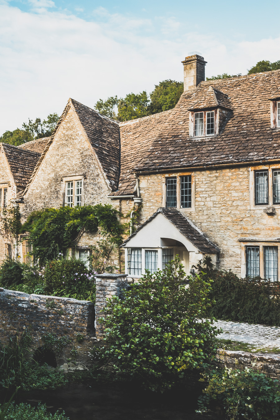 Découvrez les trésors cachés des Cotswolds au Royaume-Uni ! Plongez dans un paysage enchanteur, explorez des villages pittoresques et imprégnez-vous de l'histoire britannique. Parfait pour les road trips en van, les vacances en famille ou entre amis. Préparez-vous à être émerveillés par l'Angleterre rurale. Cliquez pour planifier votre escapade idéale dans le sud de l'Angleterre !