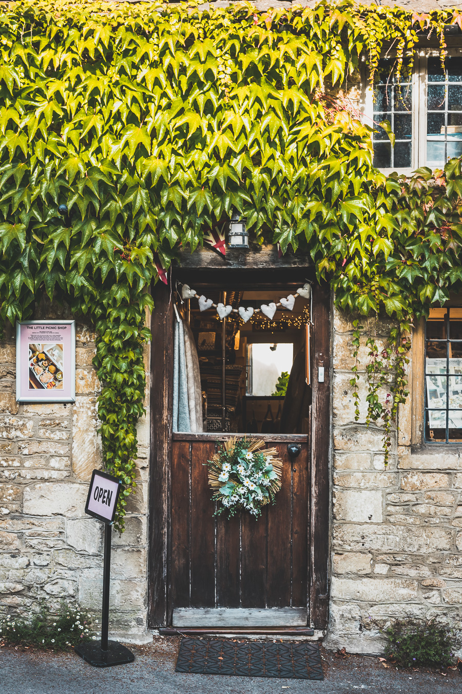 Découvrez les trésors cachés des Cotswolds au Royaume-Uni ! Plongez dans un paysage enchanteur, explorez des villages pittoresques et imprégnez-vous de l'histoire britannique. Parfait pour les road trips en van, les vacances en famille ou entre amis. Préparez-vous à être émerveillés par l'Angleterre rurale. Cliquez pour planifier votre escapade idéale dans le sud de l'Angleterre !