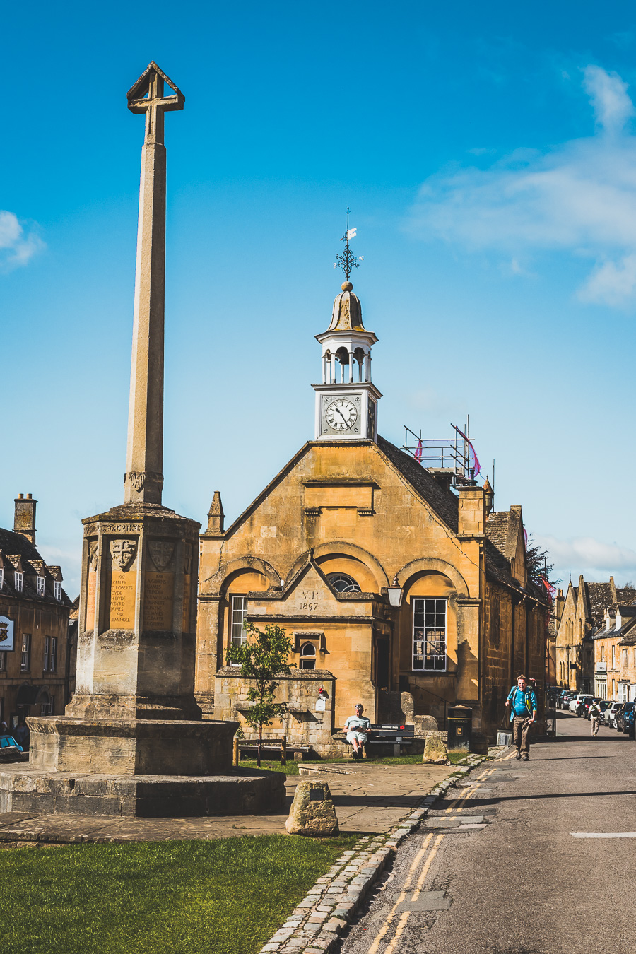 Découvrez les trésors cachés des Cotswolds au Royaume-Uni ! Plongez dans un paysage enchanteur, explorez des villages pittoresques et imprégnez-vous de l'histoire britannique. Parfait pour les road trips en van, les vacances en famille ou entre amis. Préparez-vous à être émerveillés par l'Angleterre rurale. Cliquez pour planifier votre escapade idéale dans le sud de l'Angleterre !