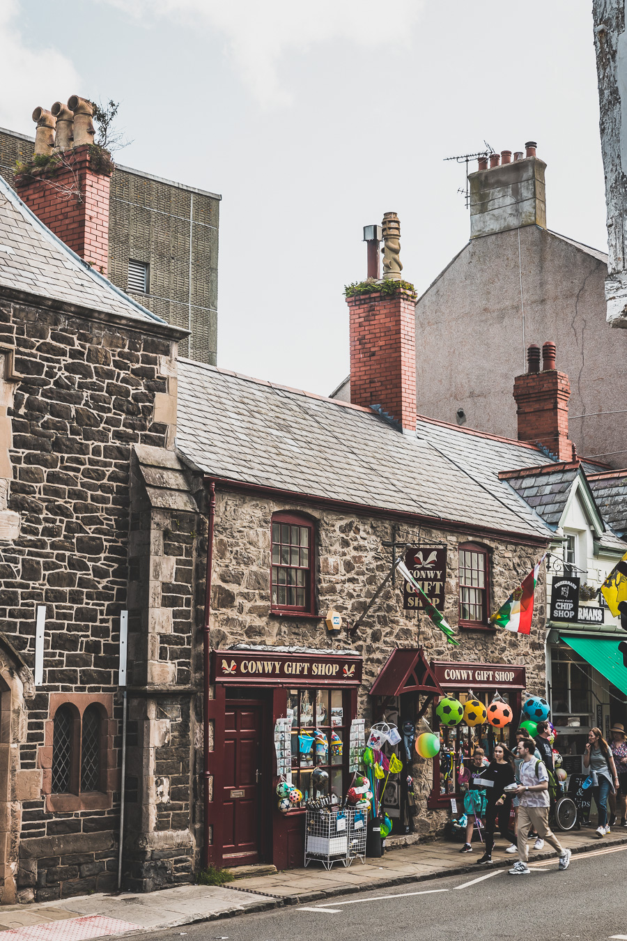 Découvrez le road trip en van ultime à travers la Grande-Bretagne ! Parcourez les paysages époustouflants du Pays de Galles, explorez ses monuments historiques et vivez l'aventure Vanlife. Parfait pour les voyageurs, couples, familles et amis en quête de liberté et de découverte. En route pour un voyage inoubliable à travers l'Europe ! Cliquez pour découvrir nos itinéraires, astuces et conseils pour un road trip parfait au Royaume-Uni. Ne manquez pas cette occasion de créer des souvenirs incroyables !