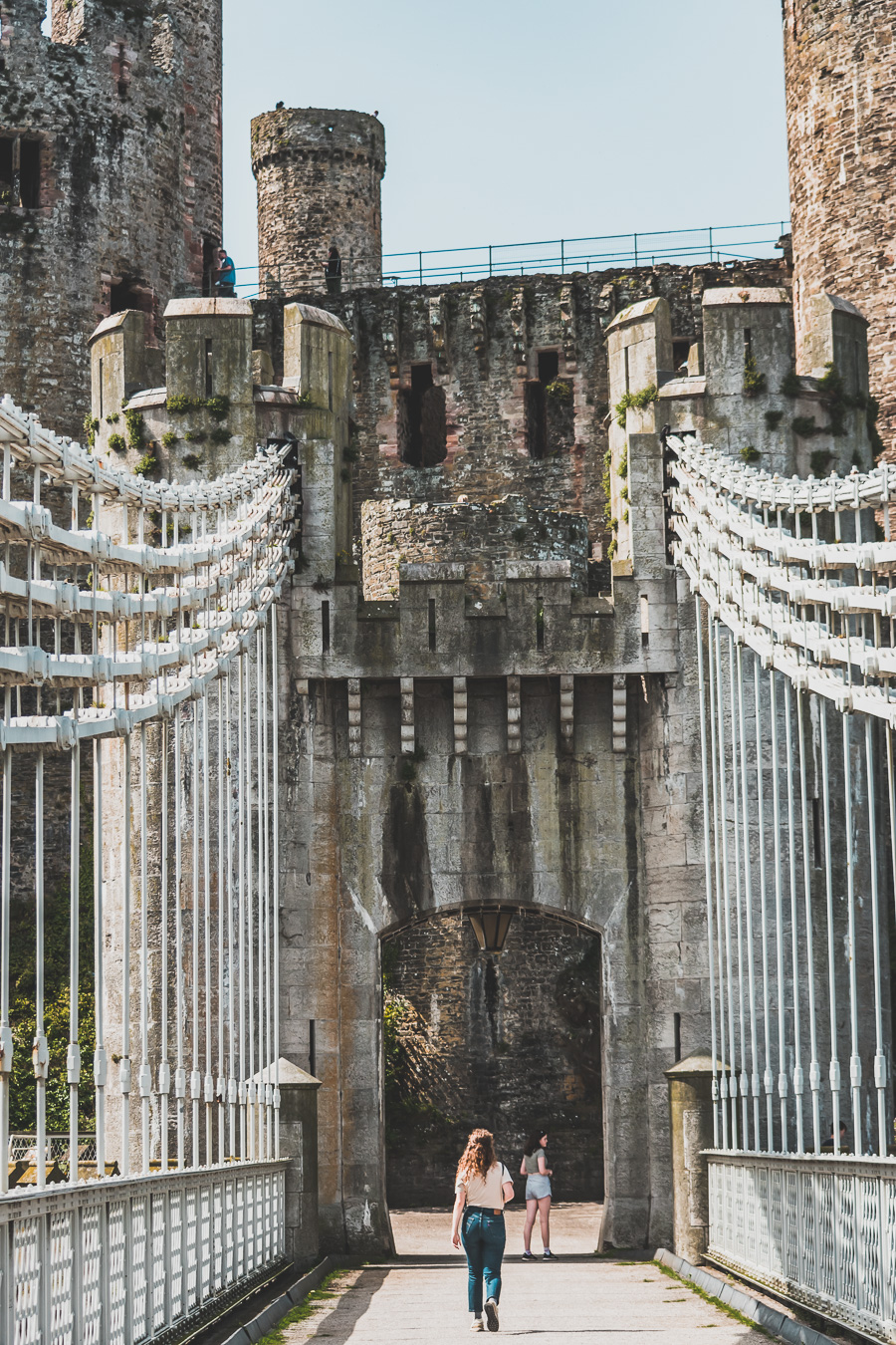 Découvrez le road trip en van ultime à travers la Grande-Bretagne ! Parcourez les paysages époustouflants du Pays de Galles, explorez ses monuments historiques et vivez l'aventure Vanlife. Parfait pour les voyageurs, couples, familles et amis en quête de liberté et de découverte. En route pour un voyage inoubliable à travers l'Europe ! Cliquez pour découvrir nos itinéraires, astuces et conseils pour un road trip parfait au Royaume-Uni. Ne manquez pas cette occasion de créer des souvenirs incroyables !