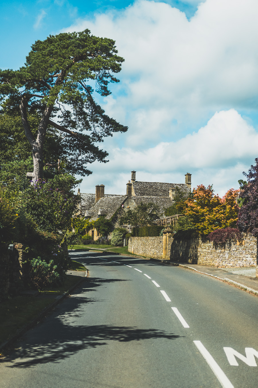 Découvrez les trésors cachés des Cotswolds au Royaume-Uni ! Plongez dans un paysage enchanteur, explorez des villages pittoresques et imprégnez-vous de l'histoire britannique. Parfait pour les road trips en van, les vacances en famille ou entre amis. Préparez-vous à être émerveillés par l'Angleterre rurale. Cliquez pour planifier votre escapade idéale dans le sud de l'Angleterre !