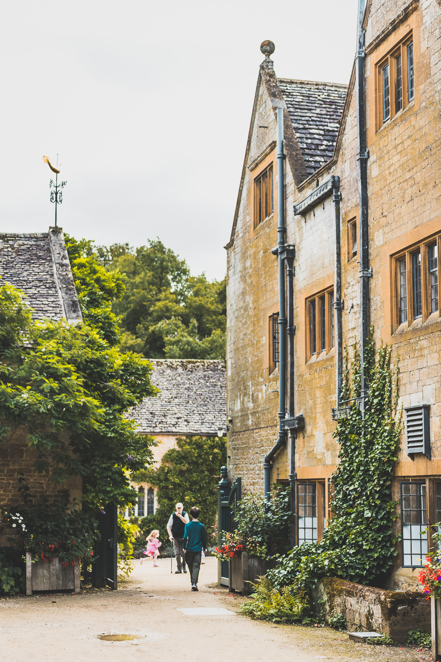 Découvrez les trésors cachés des Cotswolds au Royaume-Uni ! Plongez dans un paysage enchanteur, explorez des villages pittoresques et imprégnez-vous de l'histoire britannique. Parfait pour les road trips en van, les vacances en famille ou entre amis. Préparez-vous à être émerveillés par l'Angleterre rurale. Cliquez pour planifier votre escapade idéale dans le sud de l'Angleterre !