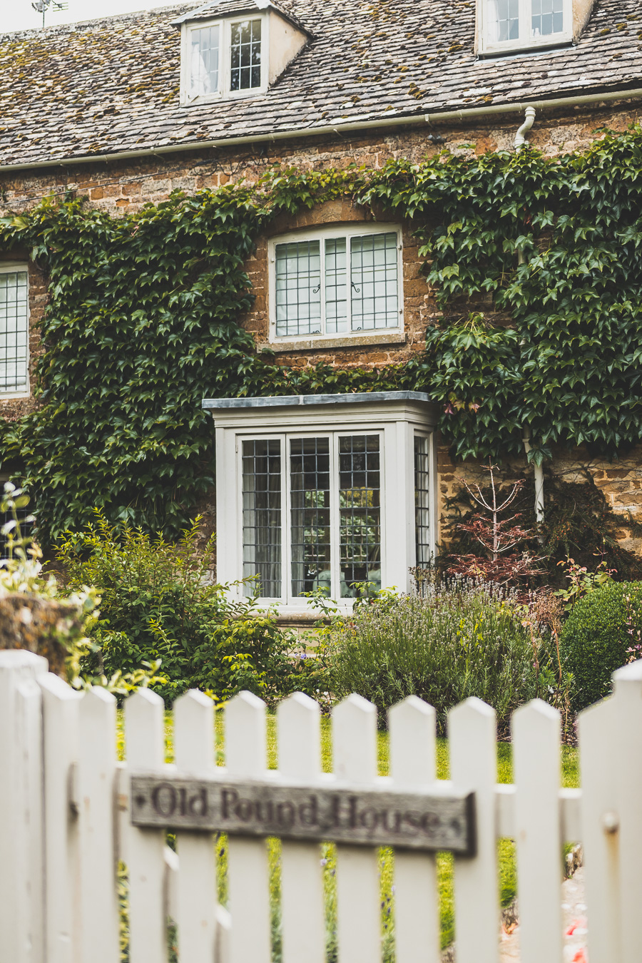 Découvrez les trésors cachés des Cotswolds au Royaume-Uni ! Plongez dans un paysage enchanteur, explorez des villages pittoresques et imprégnez-vous de l'histoire britannique. Parfait pour les road trips en van, les vacances en famille ou entre amis. Préparez-vous à être émerveillés par l'Angleterre rurale. Cliquez pour planifier votre escapade idéale dans le sud de l'Angleterre !