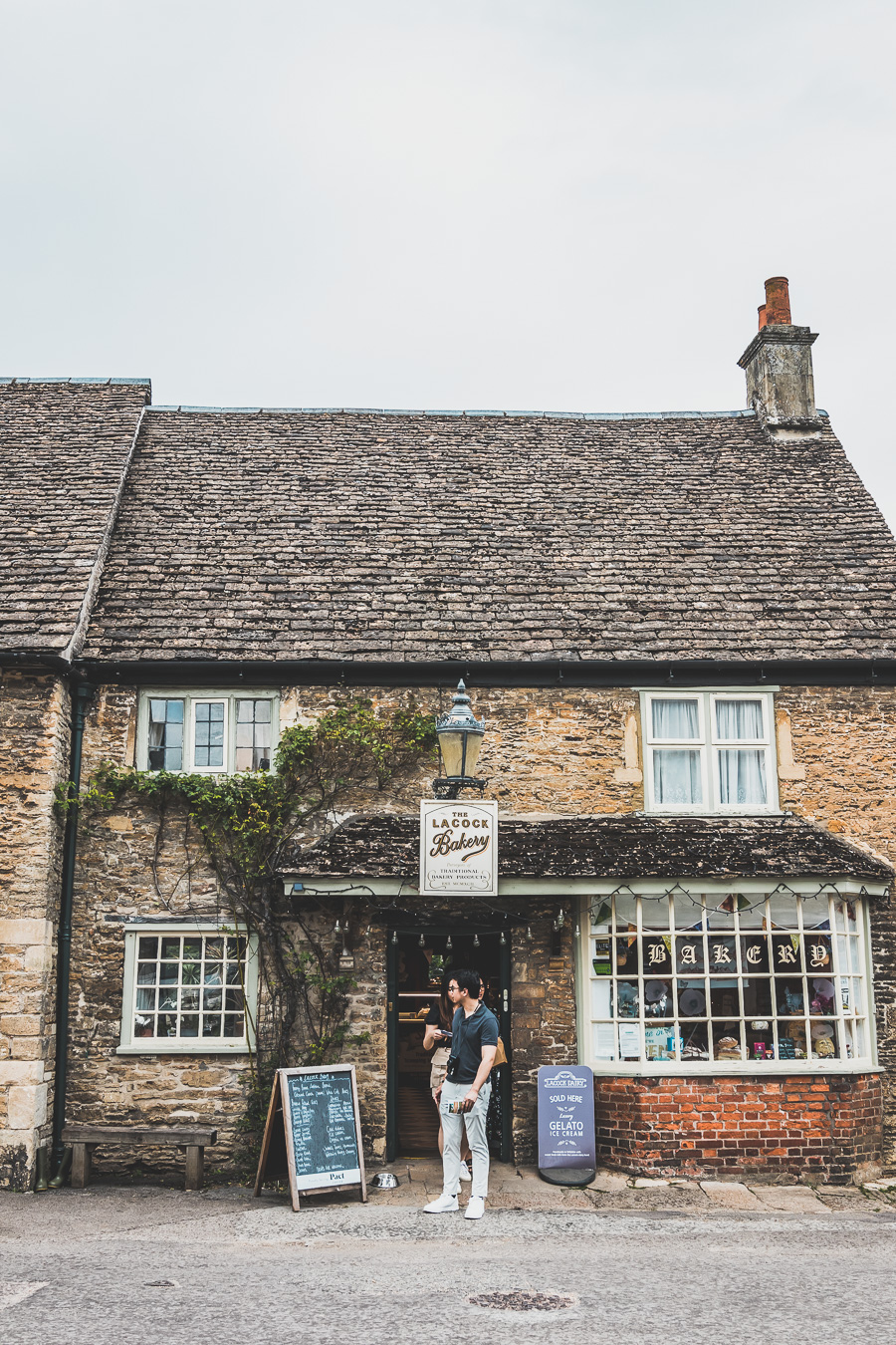 Découvrez les trésors cachés des Cotswolds au Royaume-Uni ! Plongez dans un paysage enchanteur, explorez des villages pittoresques et imprégnez-vous de l'histoire britannique. Parfait pour les road trips en van, les vacances en famille ou entre amis. Préparez-vous à être émerveillés par l'Angleterre rurale. Cliquez pour planifier votre escapade idéale dans le sud de l'Angleterre !