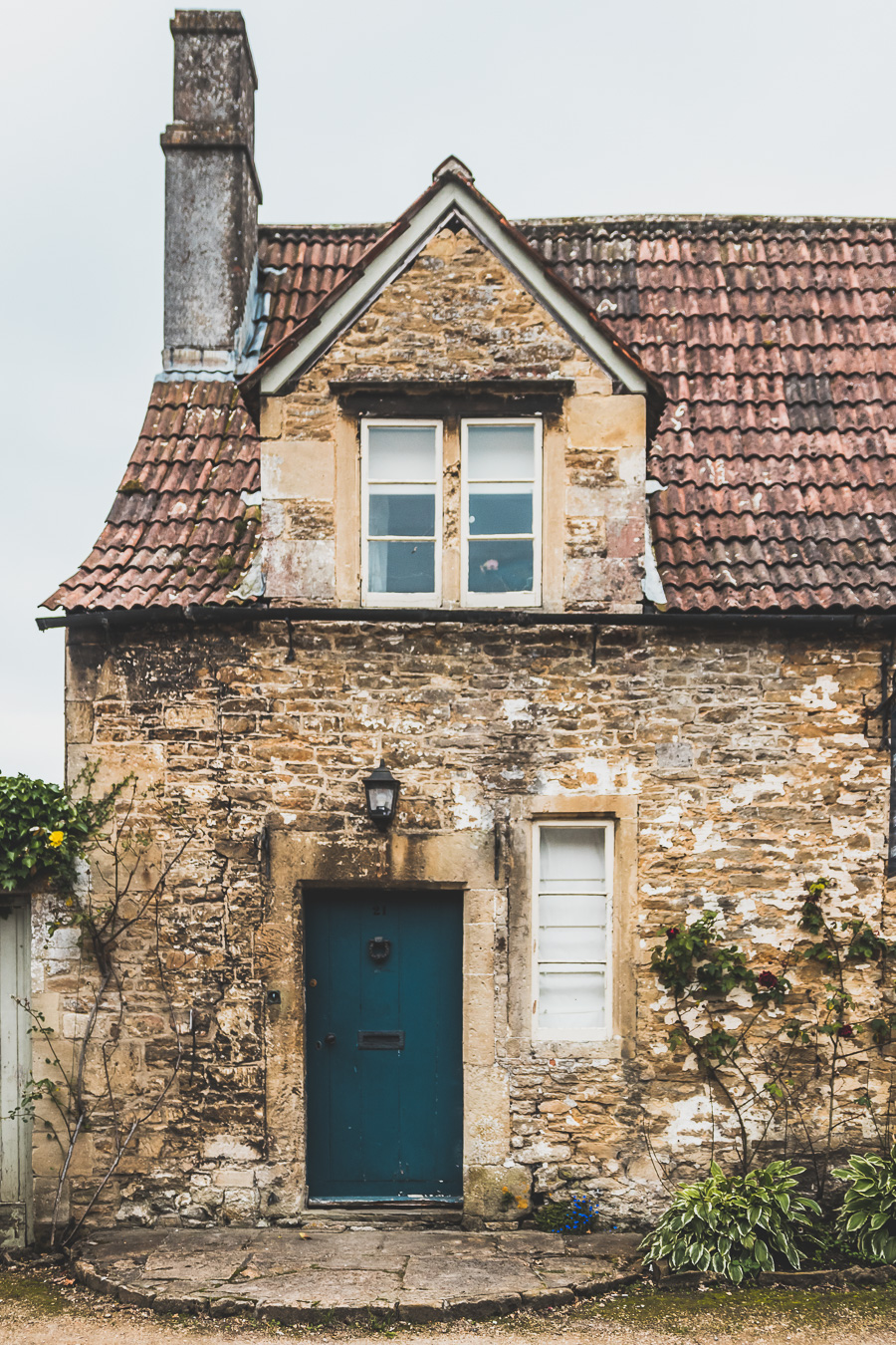 Découvrez les trésors cachés des Cotswolds au Royaume-Uni ! Plongez dans un paysage enchanteur, explorez des villages pittoresques et imprégnez-vous de l'histoire britannique. Parfait pour les road trips en van, les vacances en famille ou entre amis. Préparez-vous à être émerveillés par l'Angleterre rurale. Cliquez pour planifier votre escapade idéale dans le sud de l'Angleterre !