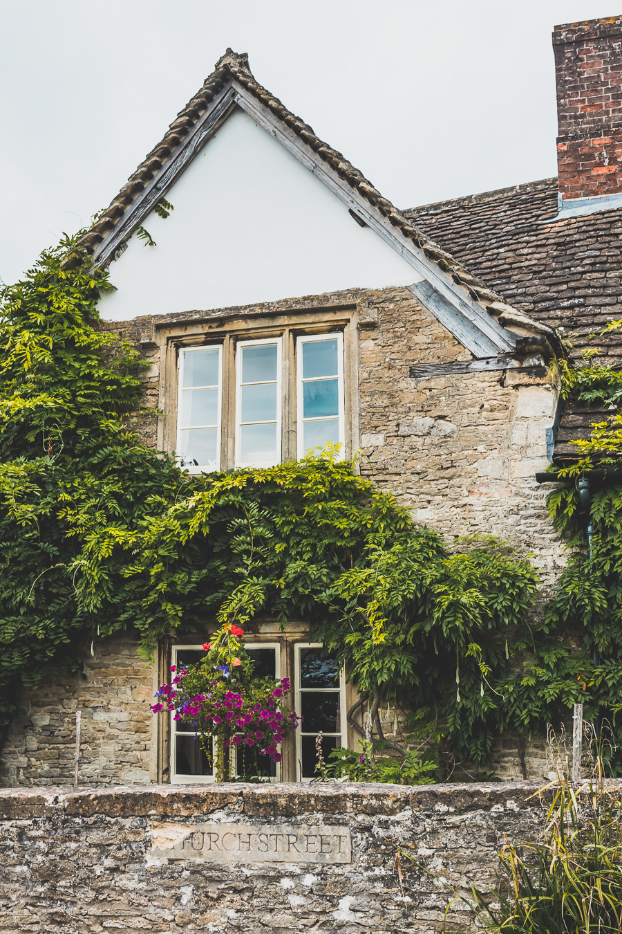 Découvrez les trésors cachés des Cotswolds au Royaume-Uni ! Plongez dans un paysage enchanteur, explorez des villages pittoresques et imprégnez-vous de l'histoire britannique. Parfait pour les road trips en van, les vacances en famille ou entre amis. Préparez-vous à être émerveillés par l'Angleterre rurale. Cliquez pour planifier votre escapade idéale dans le sud de l'Angleterre !