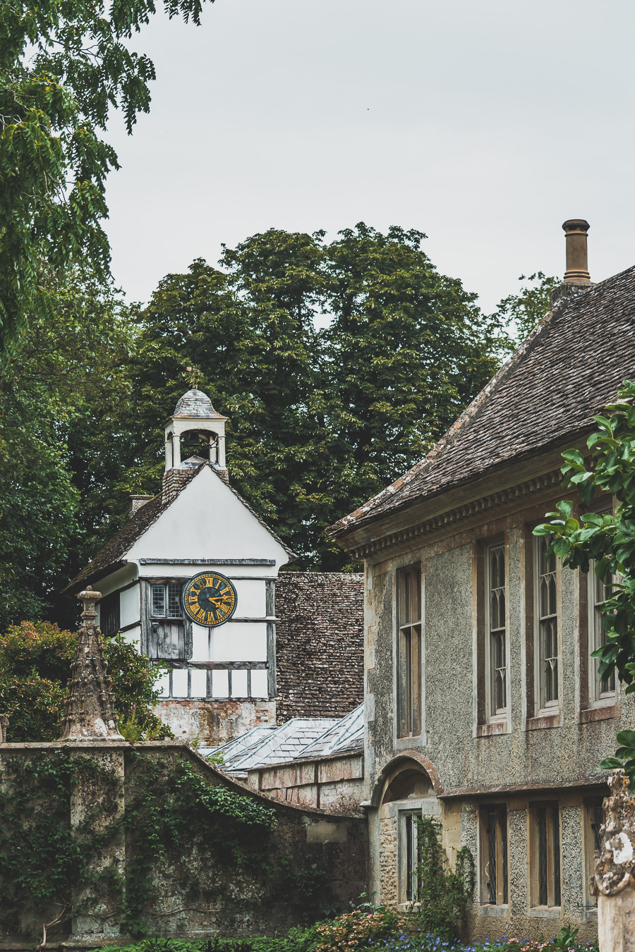 Découvrez les trésors cachés des Cotswolds au Royaume-Uni ! Plongez dans un paysage enchanteur, explorez des villages pittoresques et imprégnez-vous de l'histoire britannique. Parfait pour les road trips en van, les vacances en famille ou entre amis. Préparez-vous à être émerveillés par l'Angleterre rurale. Cliquez pour planifier votre escapade idéale dans le sud de l'Angleterre !