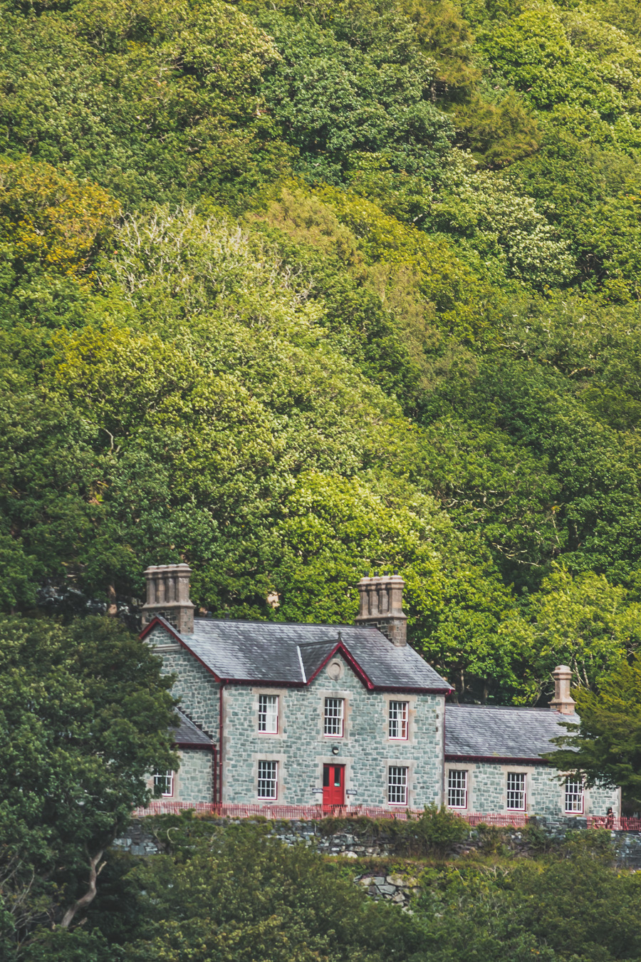 Découvrez le road trip en van ultime à travers la Grande-Bretagne ! Parcourez les paysages époustouflants du Pays de Galles, explorez ses monuments historiques et vivez l'aventure Vanlife. Parfait pour les voyageurs, couples, familles et amis en quête de liberté et de découverte. En route pour un voyage inoubliable à travers l'Europe ! Cliquez pour découvrir nos itinéraires, astuces et conseils pour un road trip parfait au Royaume-Uni. Ne manquez pas cette occasion de créer des souvenirs incroyables !