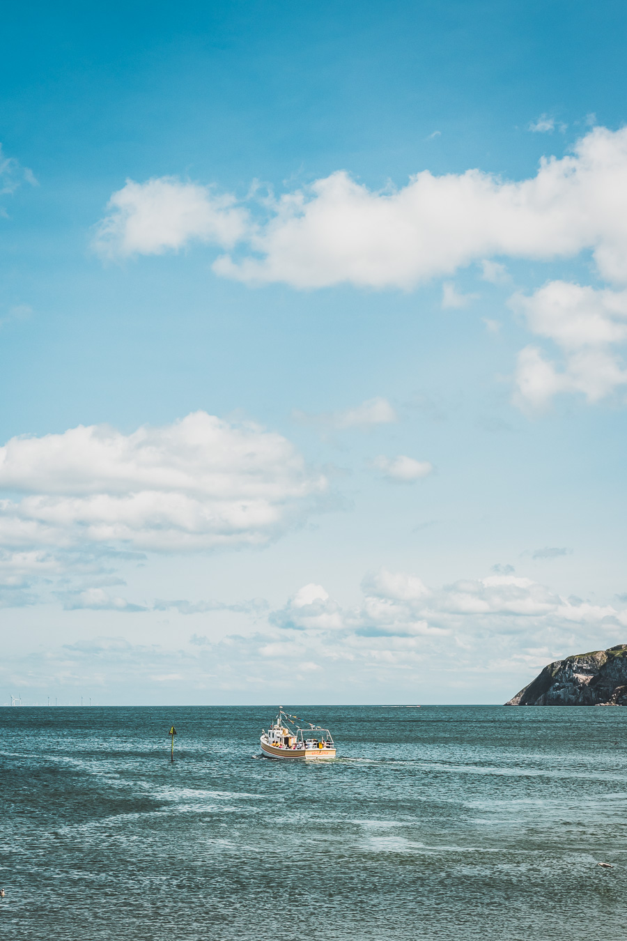 Découvrez le road trip en van ultime à travers la Grande-Bretagne ! Parcourez les paysages époustouflants du Pays de Galles, explorez ses monuments historiques et vivez l'aventure Vanlife. Parfait pour les voyageurs, couples, familles et amis en quête de liberté et de découverte. En route pour un voyage inoubliable à travers l'Europe ! Cliquez pour découvrir nos itinéraires, astuces et conseils pour un road trip parfait au Royaume-Uni. Ne manquez pas cette occasion de créer des souvenirs incroyables !