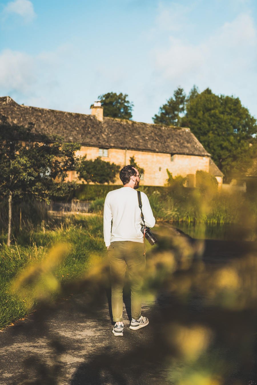 Découvrez les trésors cachés des Cotswolds au Royaume-Uni ! Plongez dans un paysage enchanteur, explorez des villages pittoresques et imprégnez-vous de l'histoire britannique. Parfait pour les road trips en van, les vacances en famille ou entre amis. Préparez-vous à être émerveillés par l'Angleterre rurale. Cliquez pour planifier votre escapade idéale dans le sud de l'Angleterre !