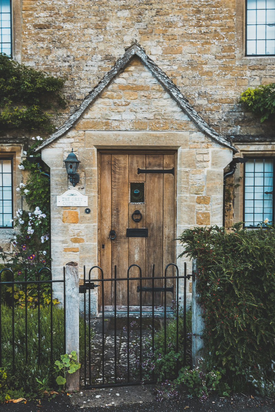 Découvrez les trésors cachés des Cotswolds au Royaume-Uni ! Plongez dans un paysage enchanteur, explorez des villages pittoresques et imprégnez-vous de l'histoire britannique. Parfait pour les road trips en van, les vacances en famille ou entre amis. Préparez-vous à être émerveillés par l'Angleterre rurale. Cliquez pour planifier votre escapade idéale dans le sud de l'Angleterre !