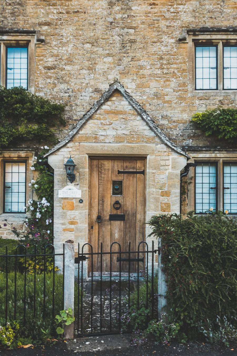 Découvrez les trésors cachés des Cotswolds au Royaume-Uni ! Plongez dans un paysage enchanteur, explorez des villages pittoresques et imprégnez-vous de l'histoire britannique. Parfait pour les road trips en van, les vacances en famille ou entre amis. Préparez-vous à être émerveillés par l'Angleterre rurale. Cliquez pour planifier votre escapade idéale dans le sud de l'Angleterre !